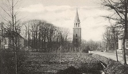 Toren en kerk op een oude ansichtkaart, gezien vanuit de richting Ganzedijk. Bron: eigen verzameling.